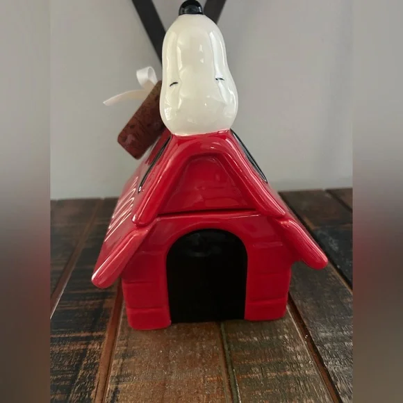 Rae Dunn Peanuts Snoopy Ceramic Dog House Canister 2025 75th Anniversary NEW - Picture 3 of 9
